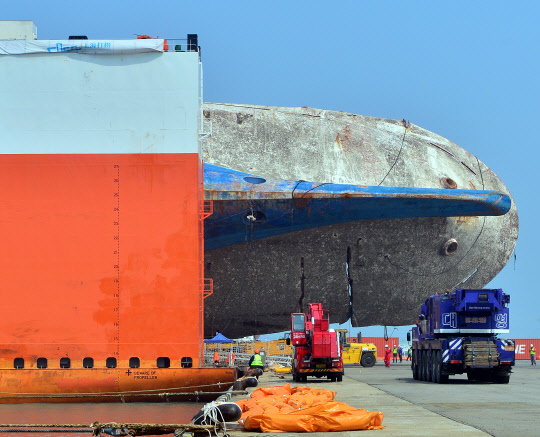 세월호가 9일 오후 목포신항에서 본격적인 육상작업을 위해 반잠수선 위에서 600대의 모듈트랜스포터 위에 실린 채 부두쪽으로 이동하고 있다.